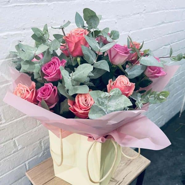 Bouquet of 12 pink roses