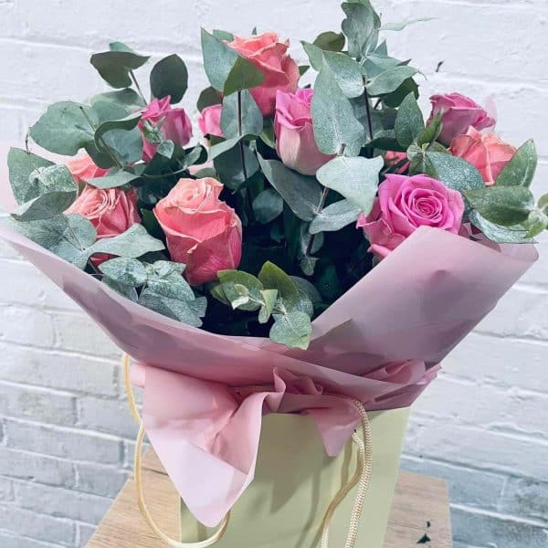 Bouquet of 12 pink roses